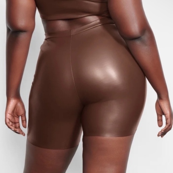 SKIMS faux leather biker shorts/ COCOA - Picture 2 of 7